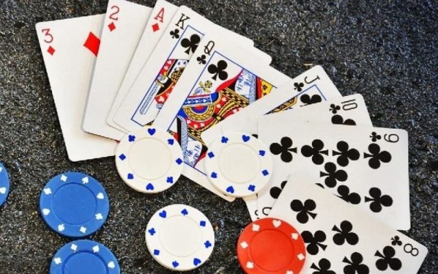 Bí quyết giữ vững tâm lý khi đối đầu trong ván bài Phỏm