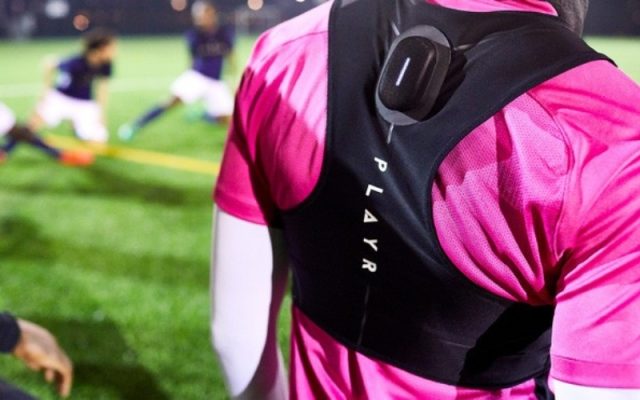 Mục đích việc đeo thiết bị GPS sau lưng áo của cầu thủ bóng đá.
