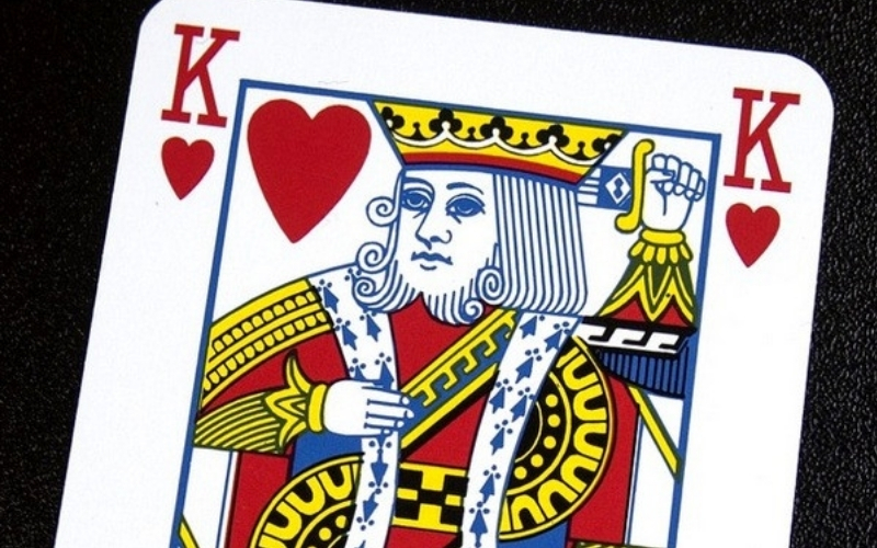 Tại sao quân Già Cơ (King of Hearts) lại không có ria mép