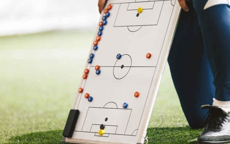 Tư duy ngược trong việc phân tích sơ đồ chiến thuật bóng đá