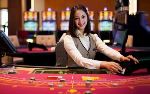 Dealer (Người chia bài) Là Ai? Kỹ năng & Lương của Dealer Casino Chuyên nghiệp.