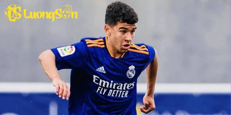 Anh sở hữu kỹ thuật xử lý bóng tinh tế và nhịp điệu thi đấu điềm tĩnh