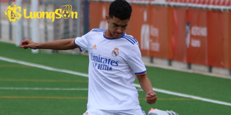 Manu Romero đặt mục tiêu khoác áo đội một Real Madrid trong vài năm tới