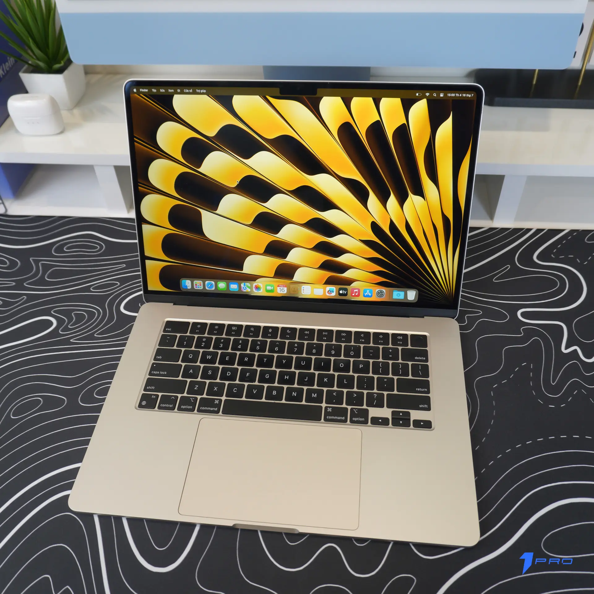 Macbook Air M2 màu xanh đen đặt trên bàn làm việc