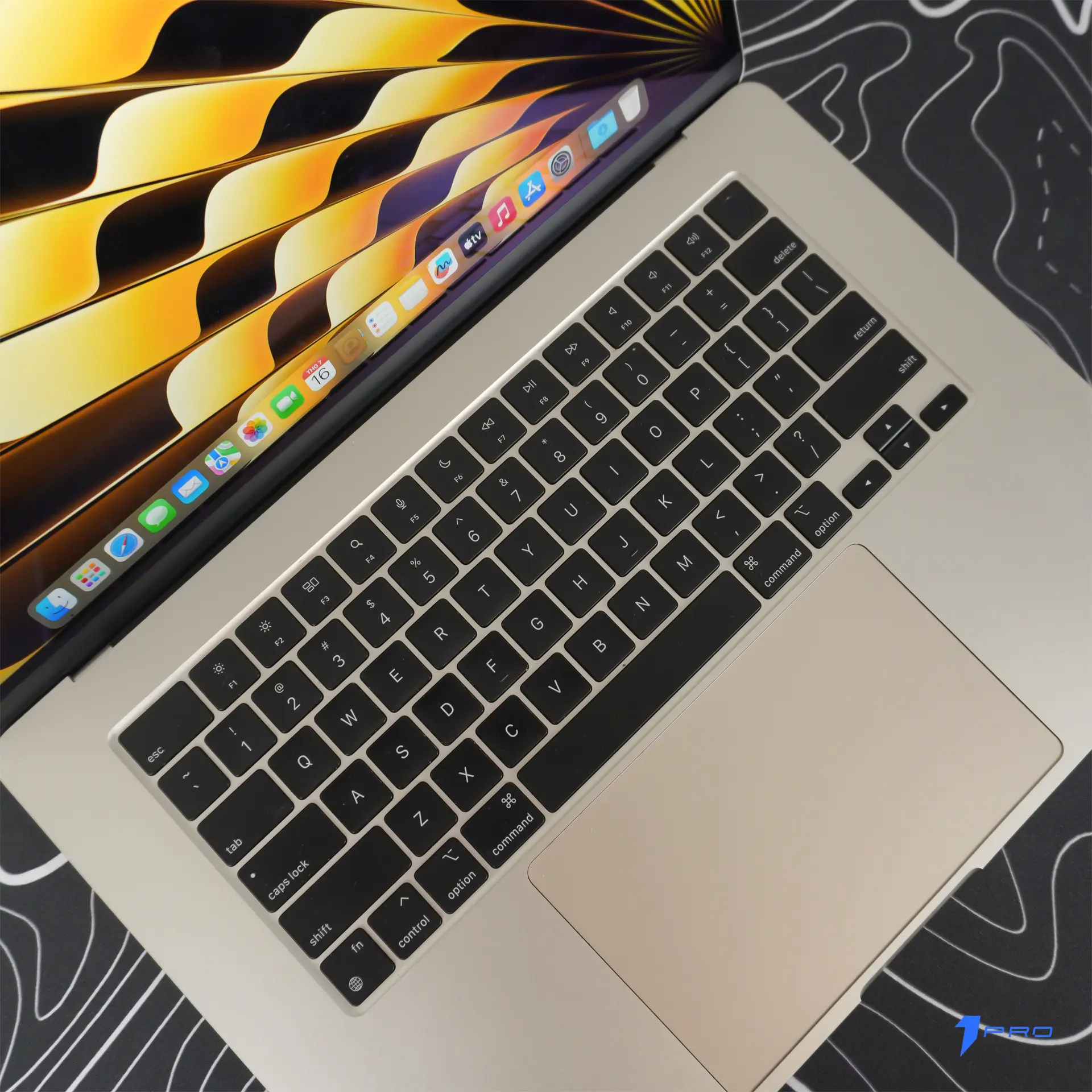 Nhân viên văn phòng đang làm việc vui vẻ với Macbook Air M2