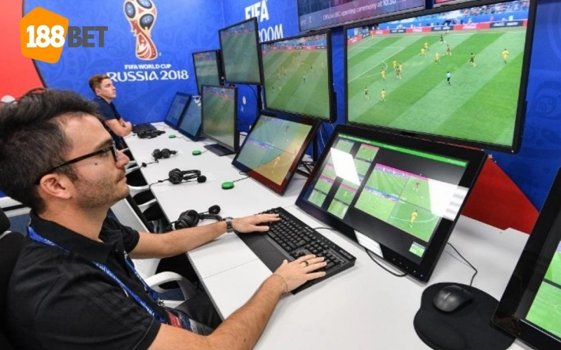 Thách thức và tranh cãi xung quanh VAR