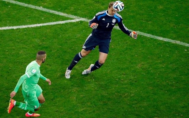 Cách Neuer và Ederson thay đổi định nghĩa về thủ môn quét