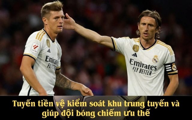 Tuyến tiền vệ kiểm soát khu trung tuyến và giúp đội bóng chiếm ưu thế