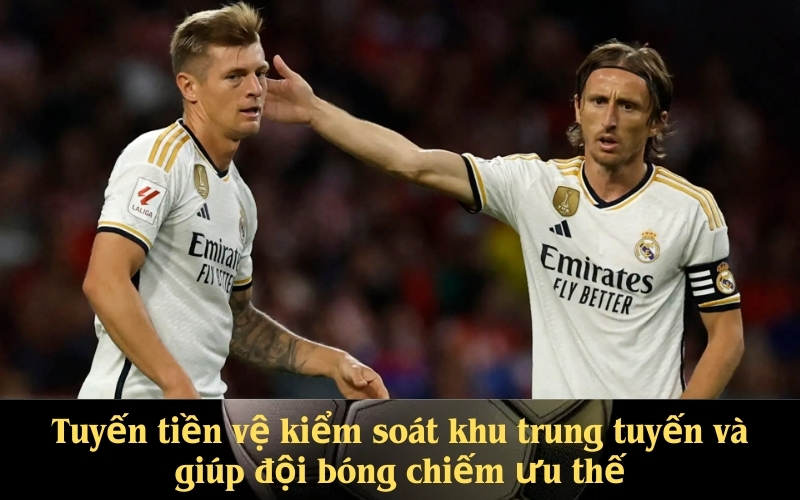 Tuyến tiền vệ kiểm soát khu trung tuyến và giúp đội bóng chiếm ưu thế