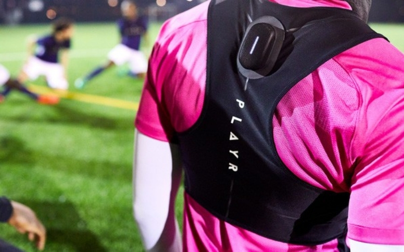 Mục đích việc đeo thiết bị GPS sau lưng áo của cầu thủ bóng đá.