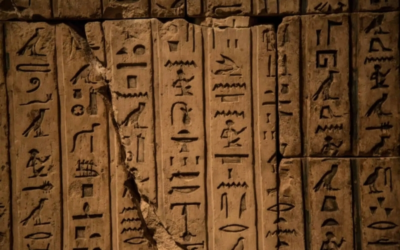 Phân tích sự tiến hóa của chữ viết từ hình vẽ đến ký hiệu số hiện đại