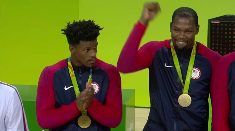 Giây phút vinh quang vô giá khi đội tuyển bóng rổ nam nước Mỹ bước lên bục nhận huy chương vàng