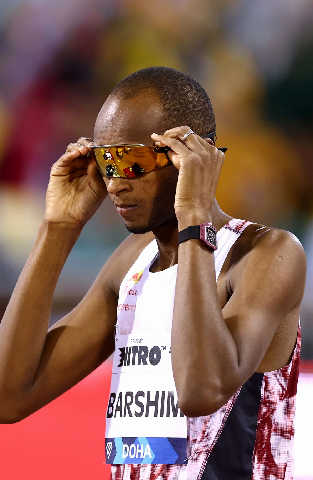 Khí chất vương giả của huyền thoại nhảy cao khi rũ bỏ bộ quần áo thi đấu quen thuộc thường ngày