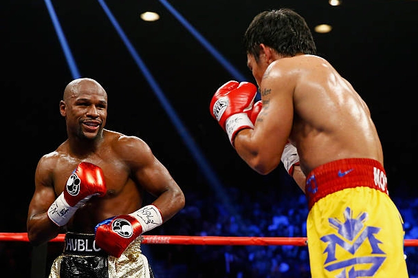 Khoảnh khắc Floyd Mayweather Jr nở nụ cười giáp lá cà với tay đấm người Philippines trong trận siêu kinh điển lịch sử năm 2015
