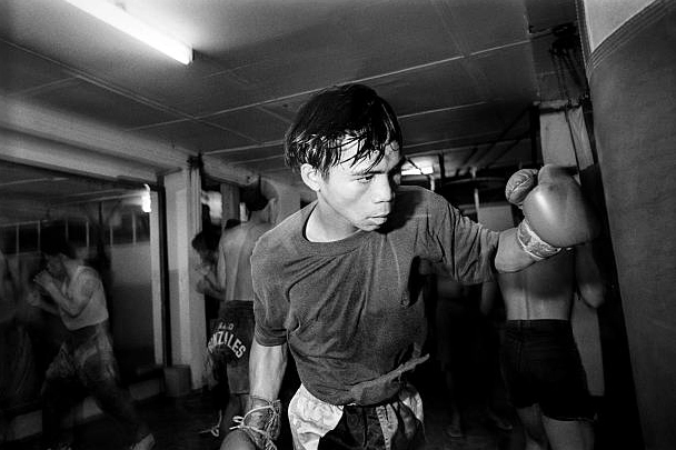 Khoảnh khắc hiếm hoi của võ sĩ trẻ tuổi vất vả rèn luyện thể lực sau khi trốn khỏi quê nghèo năm 14 tuổi để giảm gánh nặng mưu sinh cho gia đình