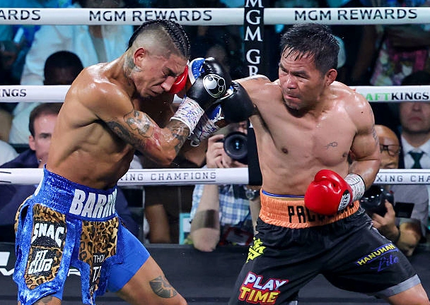 Pha ra đòn tay phải đầy uy lực nhắm thẳng vào cằm Mario Barrios trong trận đại chiến tranh đai vô địch hạng bán trung