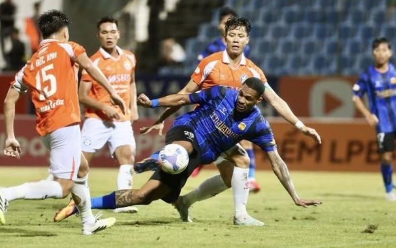 Kỹ thuật xoạc bóng cứu thua ngoạn mục trong vòng cấm địa